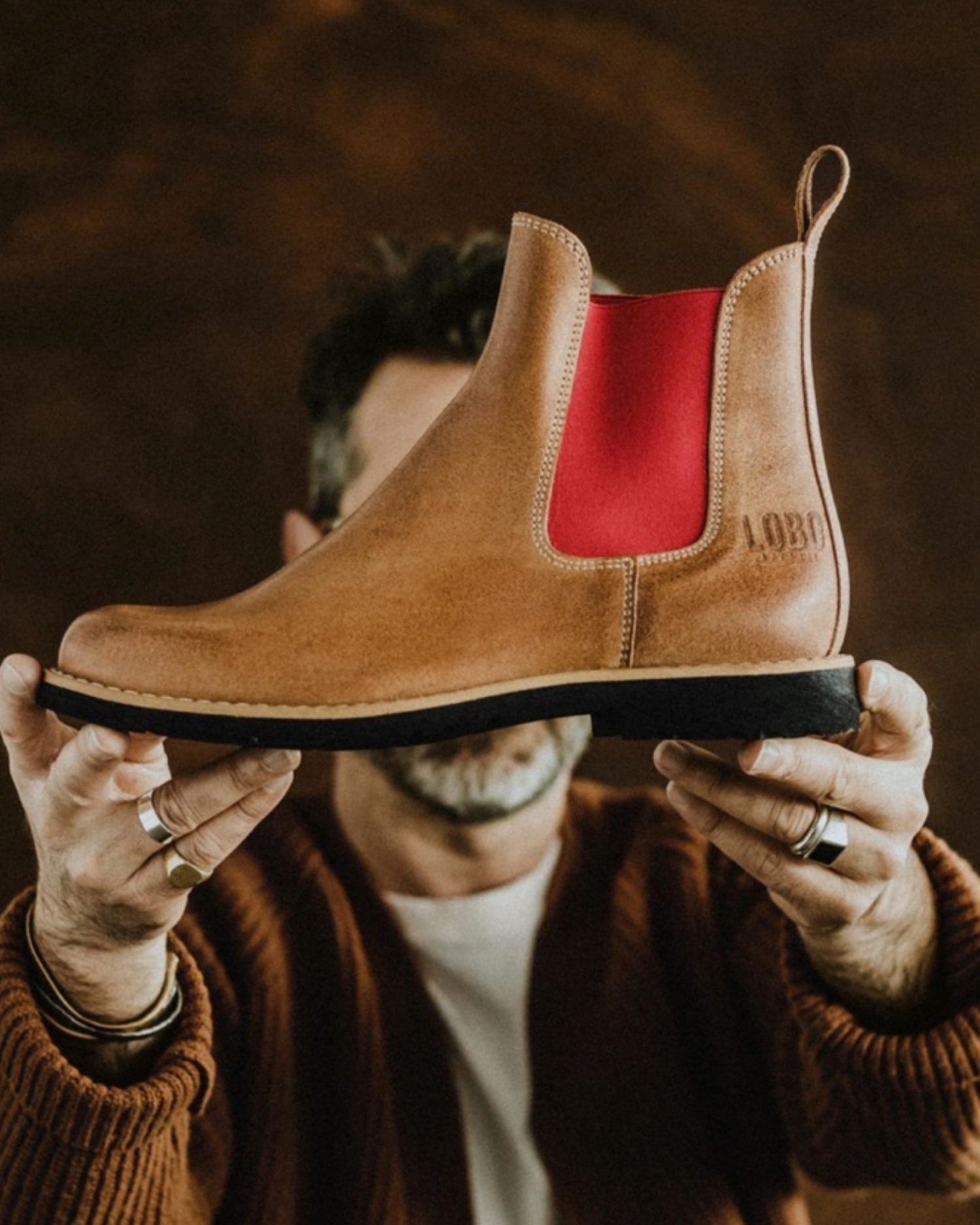 Lobo Red Elastic Boots in tan leather with vibrant red side panel, handcrafted in Portugal.