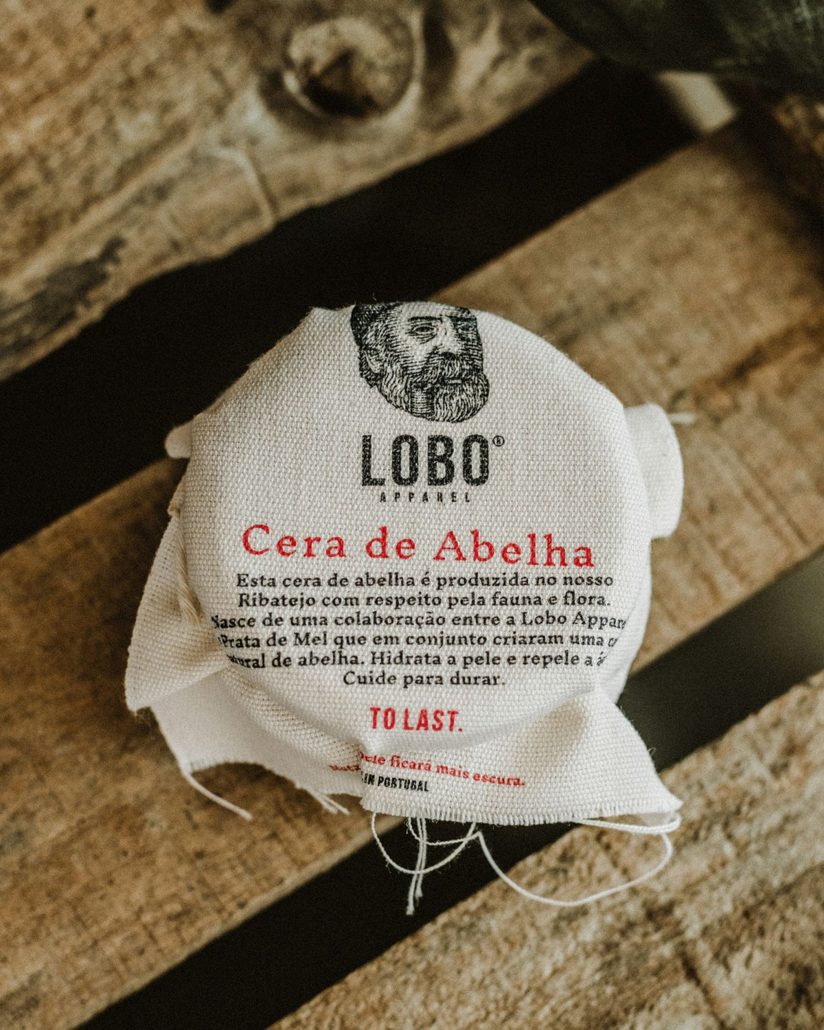 Top view of Lobo beeswax fabric lid, highlighting artisanal production in Ribatejo and the partnership with Prata de Mel.