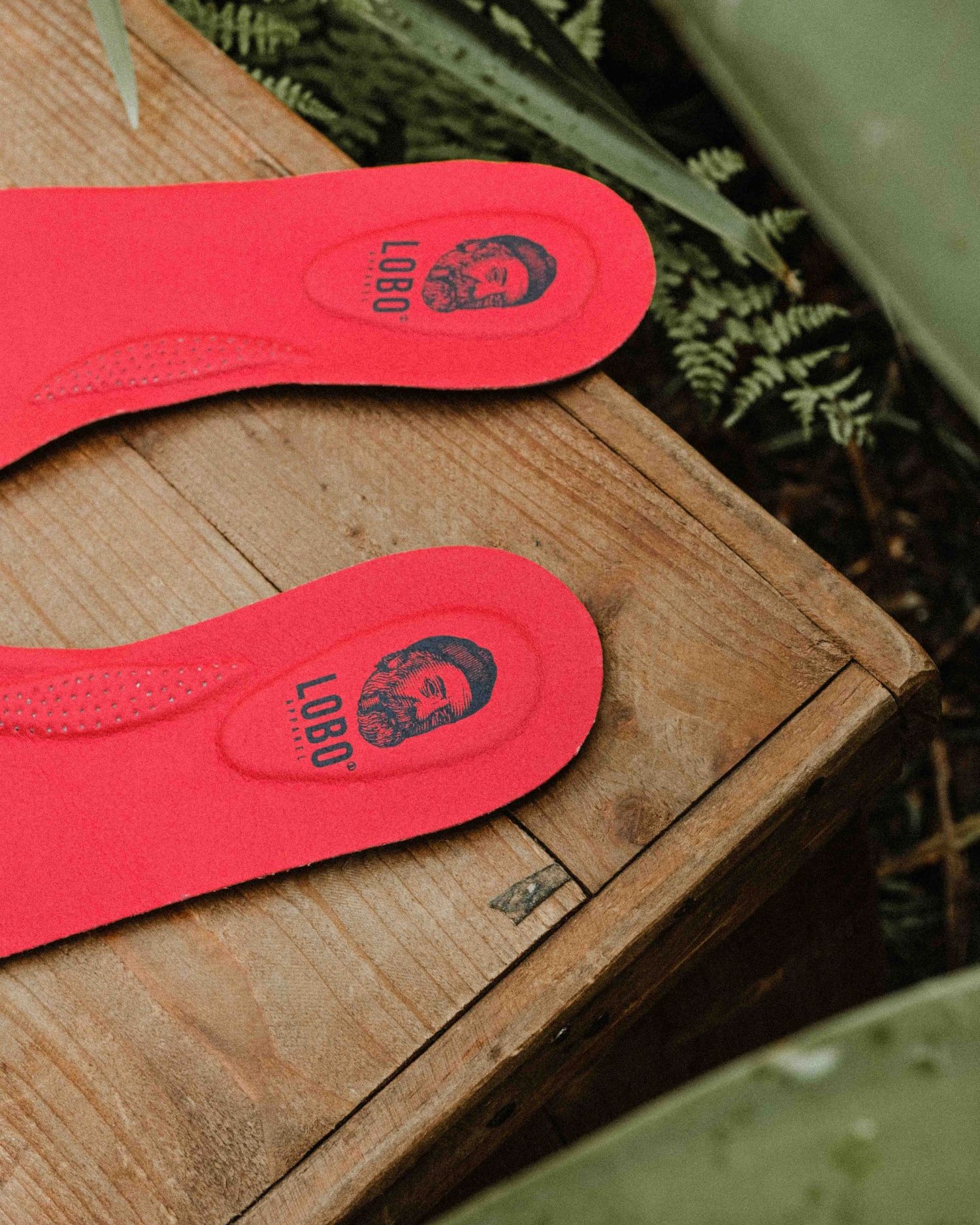 Detail of the red Lobo Insoles leather insole with a perforated support and breathability area.