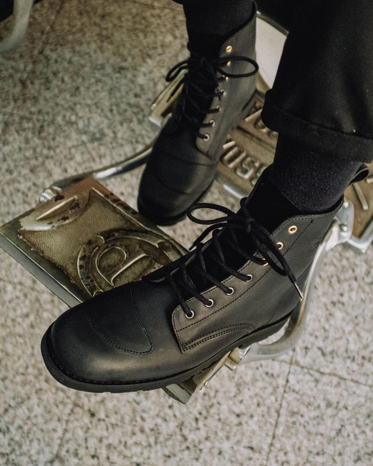 Lobo Tigre Boots 3rd Edition in black leather, a collaboration between Lobo Apparel and Casa Tigre. The boots feature a robust design with a reinforced toe cap and are made in Portugal.
