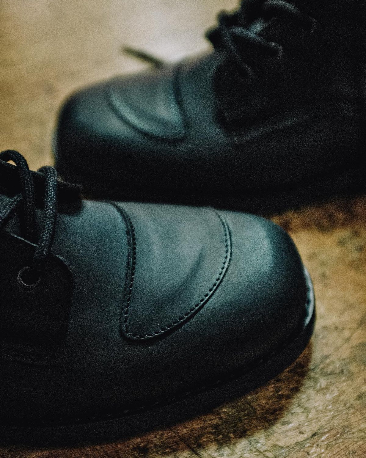 Close-up detail of the reinforced toe cap and stitching on the Lobo Tigre Boots 3rd Edition in premium black leather. The image highlights the handcrafted finish and durability of the Lobo Apparel x Casa Tigre collaboration.