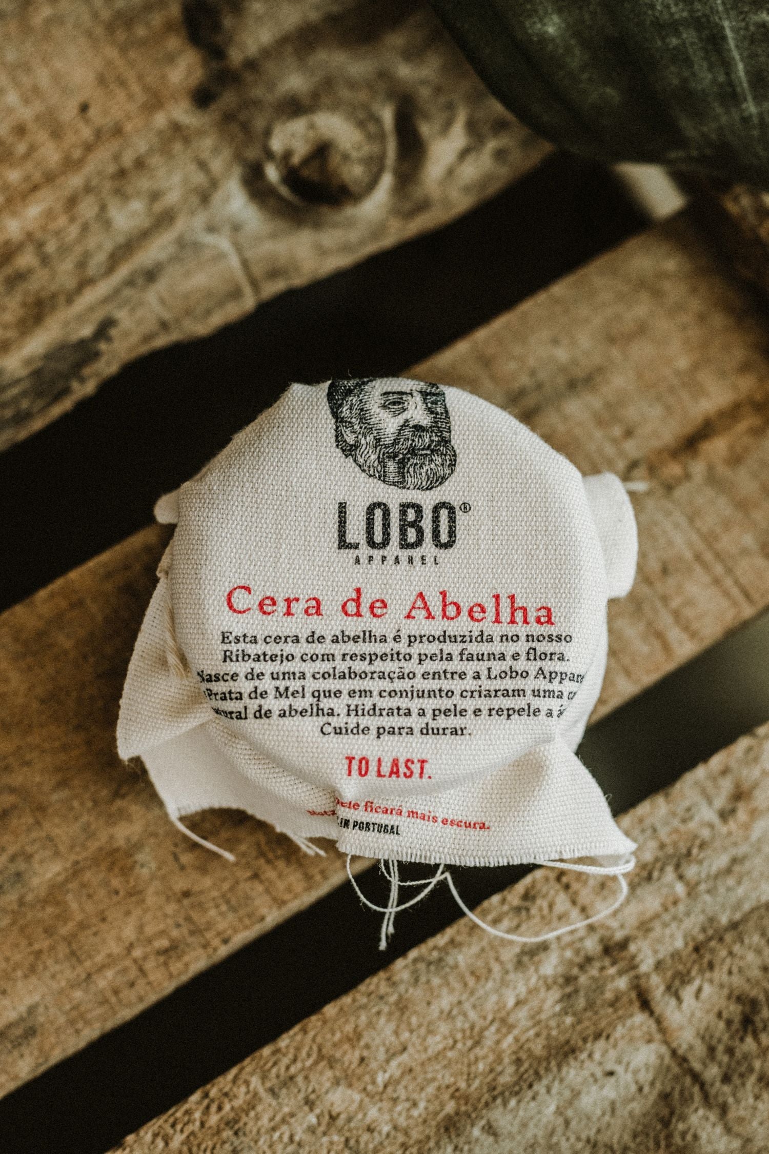 Top view of Lobo beeswax fabric lid, highlighting artisanal production in Ribatejo and the partnership with Prata de Mel.