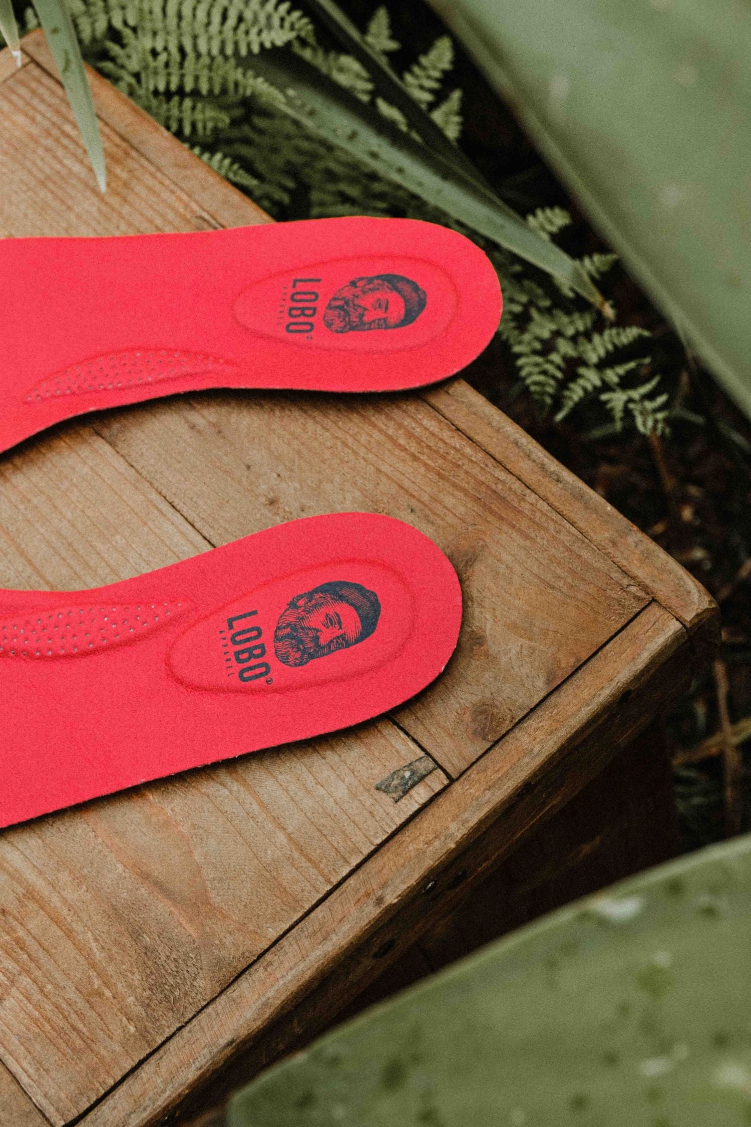 Detail of the red Lobo Insoles leather insole with a perforated support and breathability area.